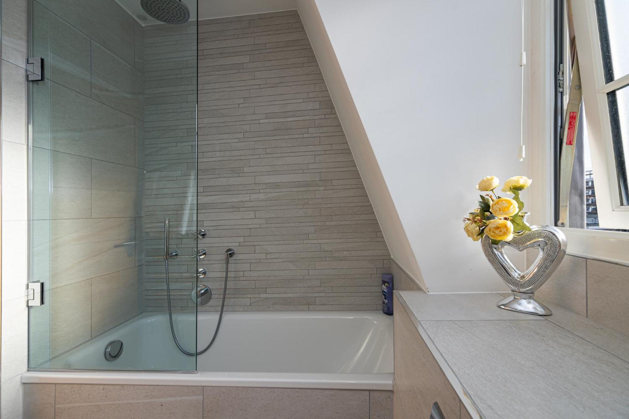 Stunning 1-Bedroom Penthouse In Marble Arch 72 London Eksteriør billede
