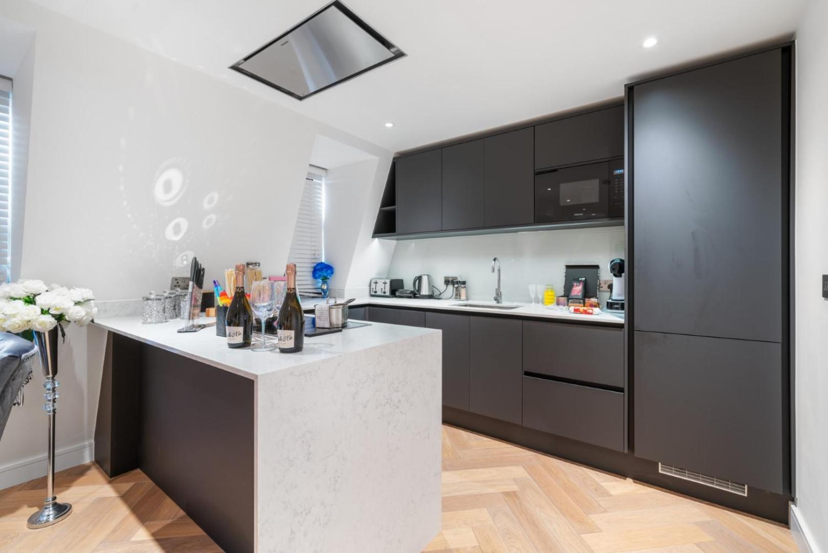 Stunning 1-Bedroom Penthouse In Marble Arch 72 London Eksteriør billede