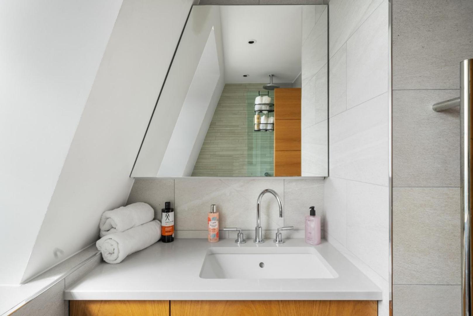 Stunning 1-Bedroom Penthouse In Marble Arch 72 London Eksteriør billede