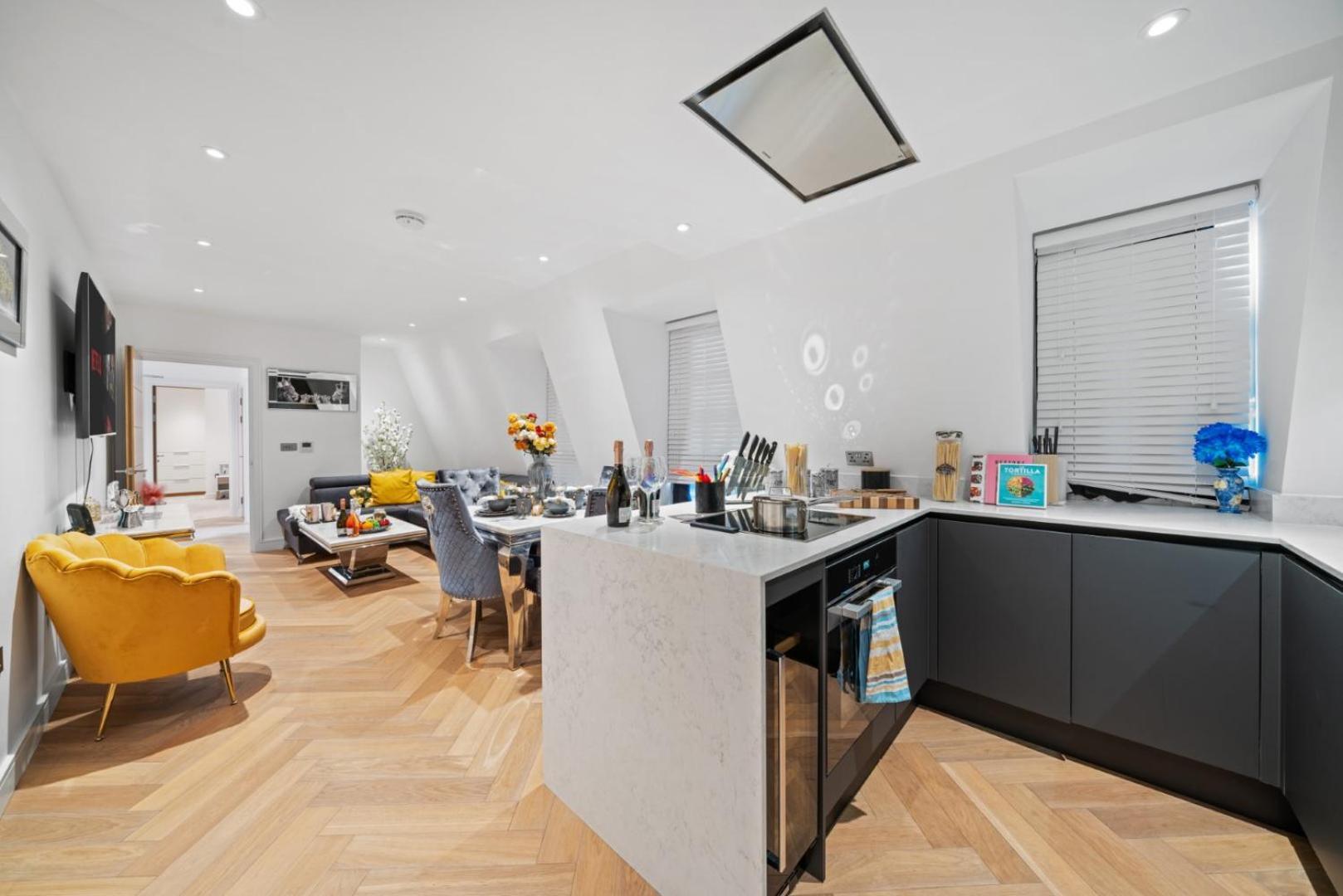 Stunning 1-Bedroom Penthouse In Marble Arch 72 London Eksteriør billede